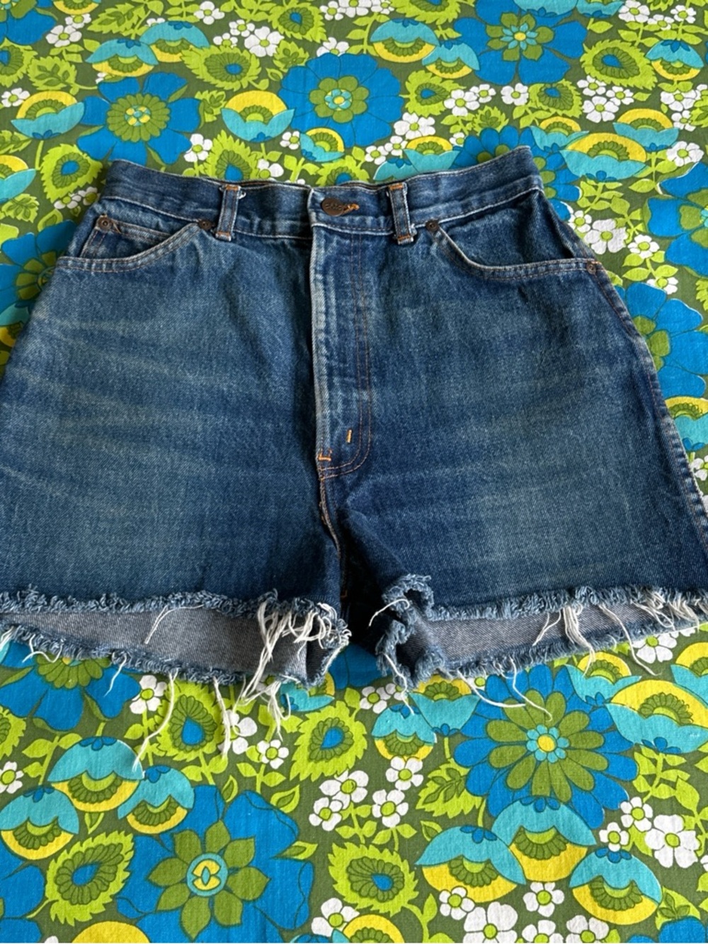 Vintage CHIC Denim 70s 80s Blue cut off Jean Shorts size 10 - Picture 2 of 16